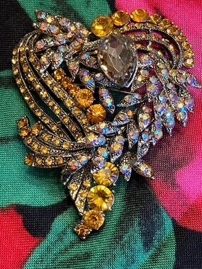 VINTAGE RHINESTONE BROOCH AND CRYSTAL BRACELET 3 1/4”